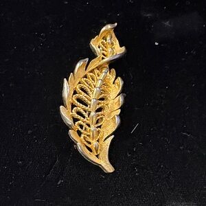Lisner Gold-Tone Leaf Pendant Necklace Charm - Women Jewelry